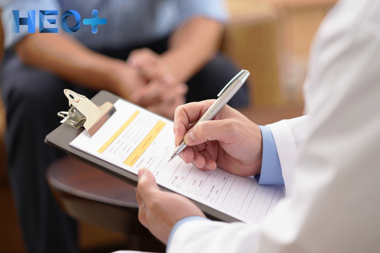 Врач консультирует пациента в клинике